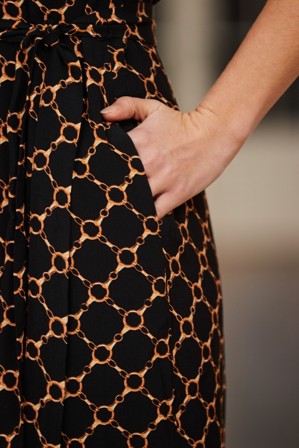 Black & Gold Geometric Chain Print Tie Waist Shift Dress